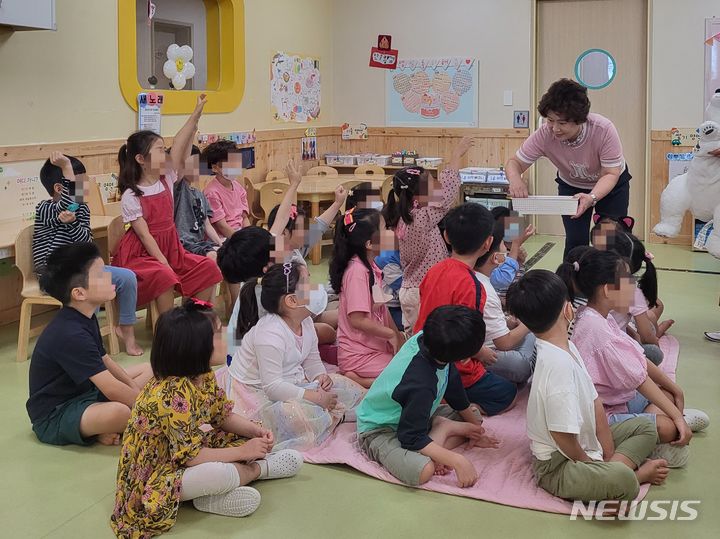 [부산=뉴시스] 김민지 기자 = 25일 오전 부산 금정구의 한 어린이집에서 이영희(70대)씨는 탄소중립 강사로 교육을 진행하고 있다. 2023.09.25. mingya@newsis.com