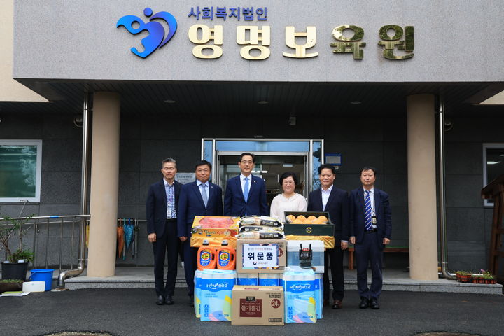 [세종=뉴시스] 한훈 농림축산식품부 차관은 27일 세종시 영명보육원을 방문해 위문금품을 전달했다. (사진=농식품부 제공) *재판매 및 DB 금지