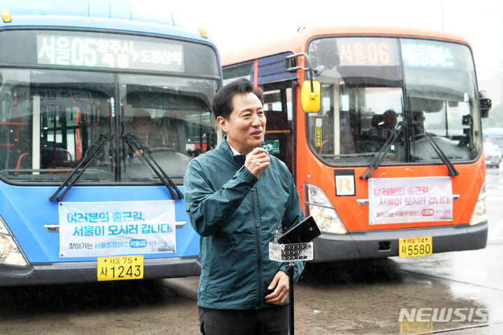 [서울=뉴시스]오세훈 서울시장은 27일(수) 은평공영차고지를 방문해 수도권 주민의 출근길을 지원하는서울동행버스에서도 이용할 수 있는 '기후동행카드'를 소개하고 있다.