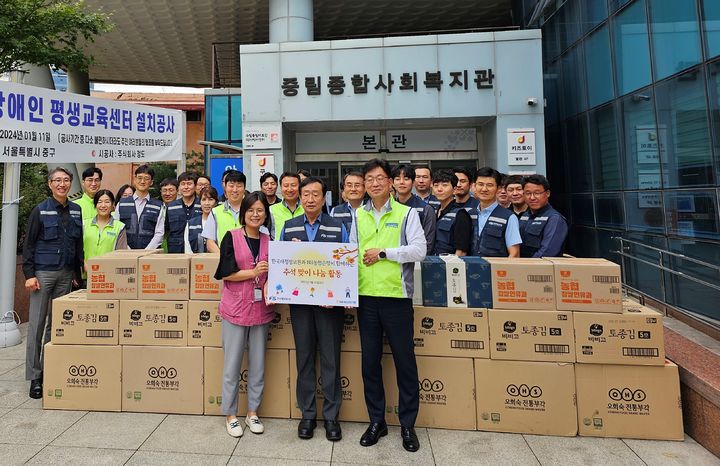 27일 서울 중구 소재 중림종합사회복지관에서(오른쪽부터)금동명 농협은행 공공금융부문장, 박용주 재정정보원장, 이경민 중림사회복지관장과 임직원들이 후원품 전달 후 기념촬영을 하고 있다. (사진=농협은행 제공) *재판매 및 DB 금지