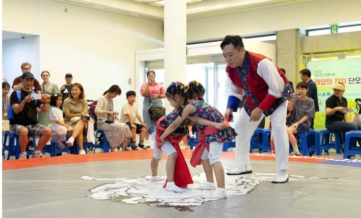 [서울=뉴시스] 2023 국립민속박물관 추석한마당 한가위배 K-씨름대회(남아부) (사진=국립민속박물관 제공) 2023.09.27. photo@newsis.com *재판매 및 DB 금지