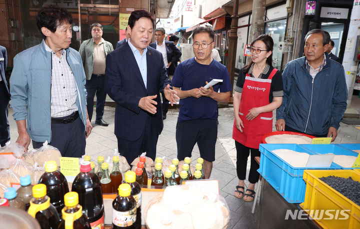 [창원=뉴시스] 홍정명 기자=박완수(왼쪽 두 번째) 경남도지사가 추석맞이 민생현장 탐방 일환으로 27일 창원 명서시장을 찾아 상인들과 얘기하고 있다.(사진=경남도 제공) 2023.09.27. photo@newsis.com