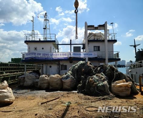 [서울=뉴시스] 연평도 인근해역 폐어구 수거.