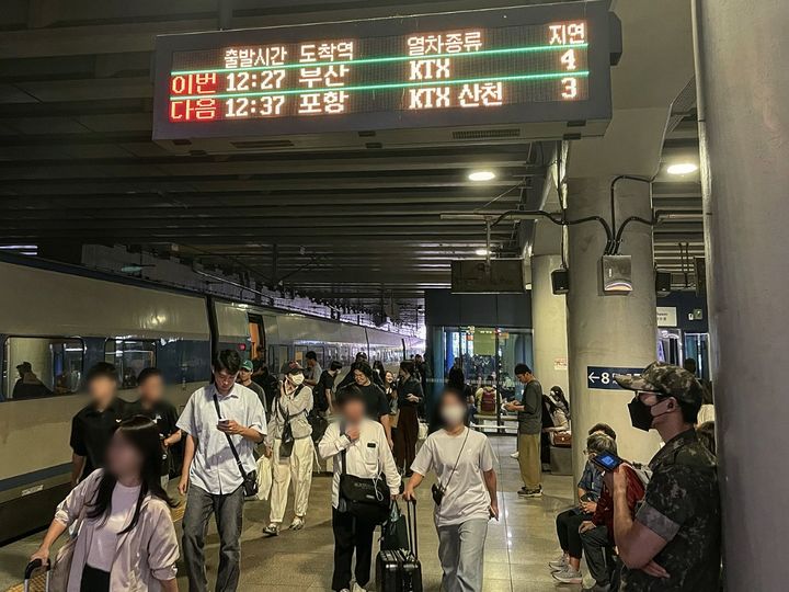 [대구=뉴시스] 정재익 기자 = 추석 연휴를 하루 앞둔 27일 대구 동대구역 승강장이 열차에서 내린 시민들로 북적이고 있다. 2023.09.27. jjikk@newsis.com *재판매 및 DB 금지