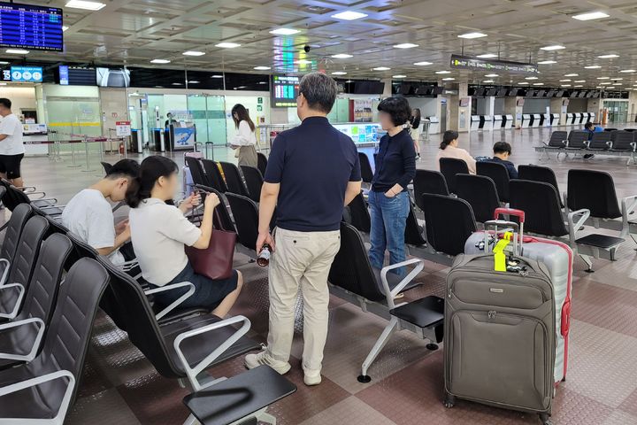 [대구=뉴시스] 이상제 기자 = 추석 연휴를 하루 앞둔 27일 오후 대구 동구 대구국제공항에 귀성객과 여행객들이 발걸음을 재촉하고 있다. 2023.09.27. king@newsis.com  *재판매 및 DB 금지