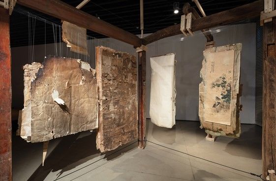 <당김과 밈> (부분)한옥 목재, 정제목재, 와이어, 낚시줄, 수집된 벽지 500*500*357(H)cm, 2023 *재판매 및 DB 금지