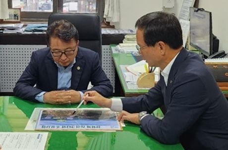 [음성=뉴시스] 강신욱 기자 = 조병옥(오른쪽) 충북 음성군수가 27일 충북도청을 방문해 김영환 도지사에게 지역 현안 사업을 설명하고 지원을 건의하고 있다. (사진=음성군 제공) 2023.09.27. photo@newsis.com *재판매 및 DB 금지