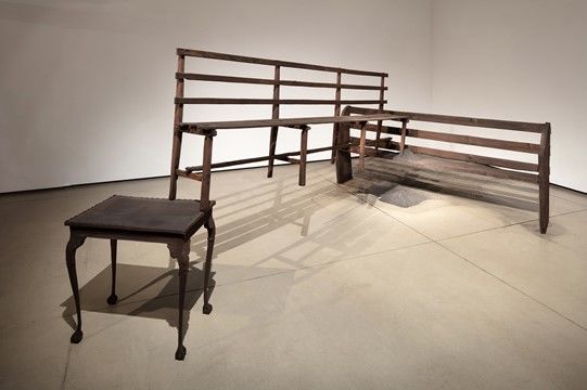 <두 개의 구축> 나무 벤치, 나무 화장대, 가변크기, 2023 *재판매 및 DB 금지