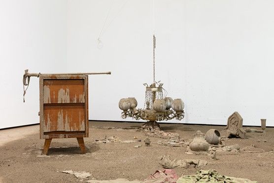 대지 속으로 (부분)흙, 수집된 사물 외, 가변크기 (400*160*160cm), 2023 *재판매 및 DB 금지