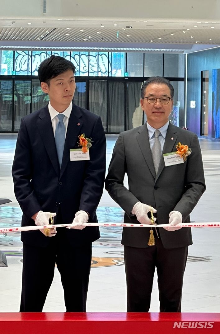 [하노이=뉴시스] 이혜원 기자 = 지난해 9월 22일 베트남 '롯데몰 웨스트레이크 하노이' 그랜드 오픈식에 참석한 신유열 롯데지주 미래성장실장(왼쪽)이 테이프를 자르고 있다. march11@newsis.com 