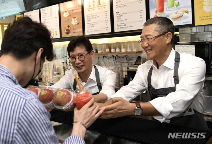 [서울=뉴시스] 일일 점장으로 나선 김대영 메가MGC커피 대표이사(오른)와 최훈식 장수군수. (사진=메가MGC커피 제공)