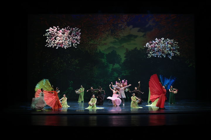 [대전=뉴시스] 조명휘 기자 = 대전시립무용단이 26일(현지시간) 미국 시애틀 메카우홀에서 한미동맹 70주년 기념 특별 초청 개막공연을 하고 있다. (사진= 대전시 제공) 2023.09.27. photo@newsis.com&nbsp; *재판매 및 DB 금지