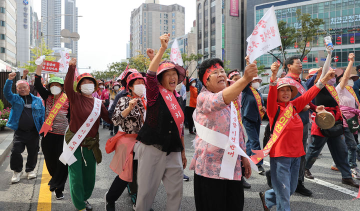 의성군 주민들이 27일 대구시내에서 '신공항 유치 반대'를 주장하며 가두시위하고 있다. (사진=의성군 제공) *재판매 및 DB 금지