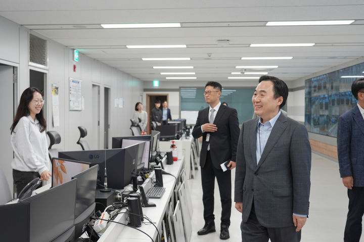 [서울=뉴시스] 홍찬선 기자 = 김재일 인천공항본부세관장이 지난 27일 추석연휴를 앞두고 관세현장에서 근무하는 직원들을 격려하고 있다. 2023.09.27.(사진=인천공항본부세관 제공) photo@newsis.com *재판매 및 DB 금지