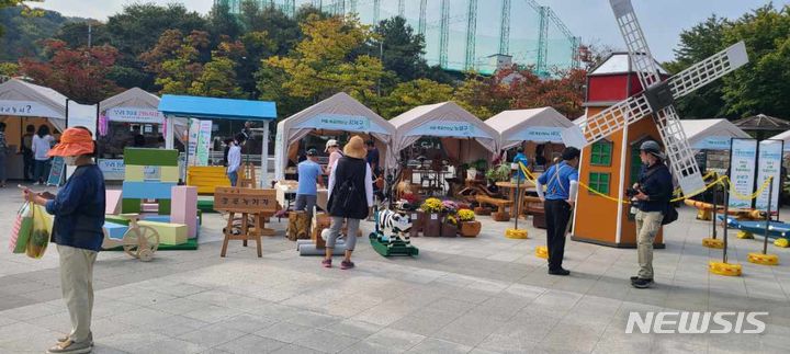 [서울=뉴시스]서울시는 6일부터 12일까지 월드컵공원 하늘공원에서 다양한 목공체험이 가능한 '서울 목공한마당'을 개최한다고 4일 밝혔다. (사진=서울시 제공). 2023.10.04. photo@newsis.com