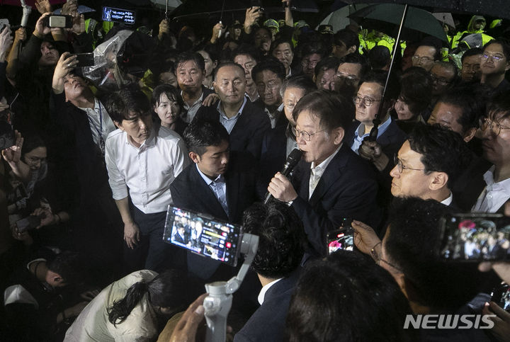 [의왕=뉴시스] 김근수 기자 = 이재명 더불어민주당 대표가 27일 오전 경기 의왕시 서울구치소 앞에서 취재진 질문에 답하고 있다. 서울중앙지법 유창훈 영장전담 부장판사는 이날 특정범죄가중처벌법 위반(뇌물) 등 혐의를 받는 이 대표에 대한 구속영장을 기각했다고 밝혔다. 2023.09.27. ks@newsis.com