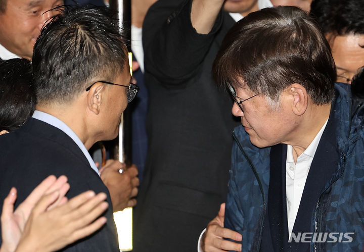 [의왕=뉴시스] 김근수 기자 = 이재명 더불어민주당 대표가 27일 오전 경기 의왕시 서울구치소를 나서고 있다. 서울중앙지법 유창훈 영장전담 부장판사는 이날 특정범죄가중처벌법 위반(뇌물) 등 혐의를 받는 이 대표에 대한 구속영장을 기각했다고 밝혔다. (공동취재사진) 2023.09.27. photo@newsis.com