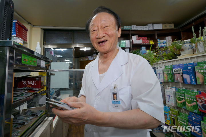 [광주=뉴시스] 이영주 기자 = 광주에서 49년째 연중무휴 심야 약국을 열고 있는 홍원표(74)씨가 지난 25일 늦은 밤 광주 동구 금동 소재 자신이 운영하는 대동약국에서 카메라를 향해 웃어보이고 있다. 2023.09.27. leeyj2578@newsis.com