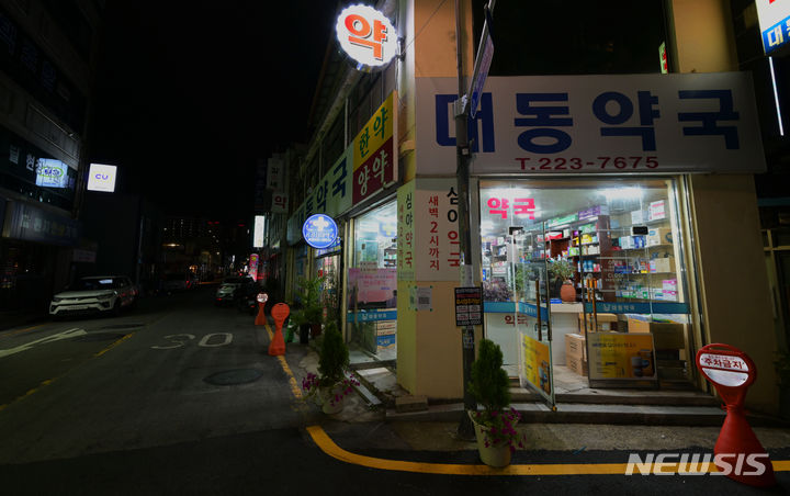 [광주=뉴시스] 이영주 기자 = 지난 25일 늦은 밤 광주 동구 금동에서 49년째 쉬는 날 없이 심야 운영되고 있는 대동약국에 불이 켜져있다. 2023.09.27. leeyj2578@newsis.com