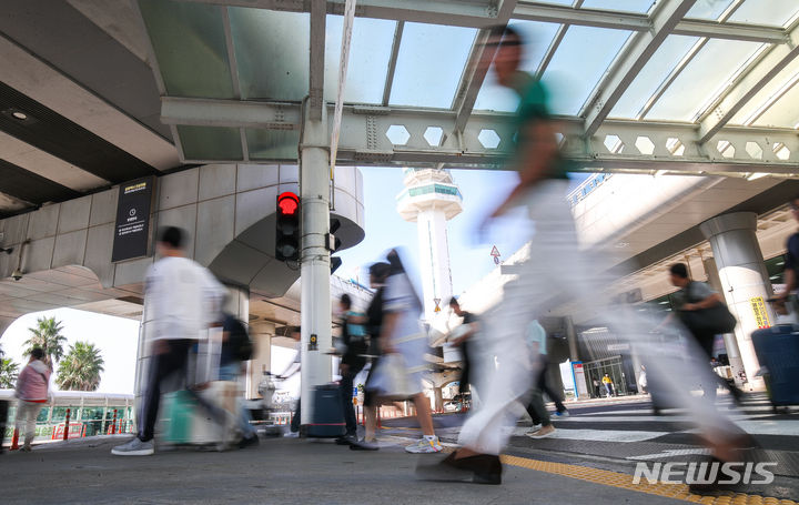 [제주=뉴시스] 우장호 기자 = 민족 최대의 명절인 추석 연휴를 하루 앞둔 27일 오전 제주공항 1층 도착장이 관광객들의 발걸음으로 북적이고 있다. 제주관광협회에 따르면 귀성객 이동이 시작되는 이날부터 오는 10월3일까지 7일간 제주 입도 예상 관광객은 약 28만5000여명이다. 2023.09.27. woo1223@newsis.com
