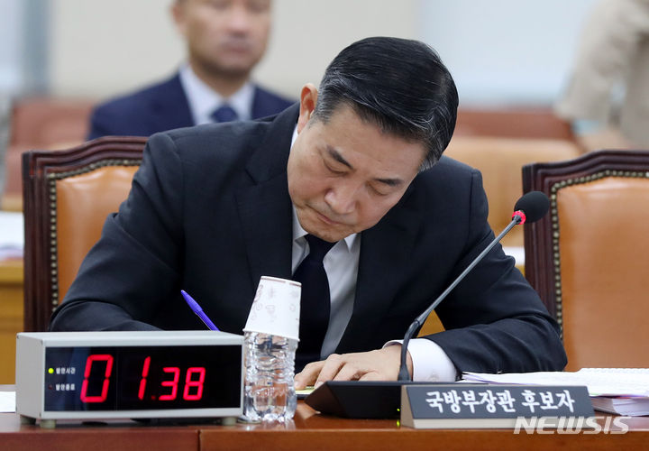 [서울=뉴시스] 추상철 기자 = 신원식 국방부장관 후보자가 27일 오전 서울 여의도 국회에서 열린 인사청문회에 출석해 있다. 2023.09.27. scchoo@newsis.com