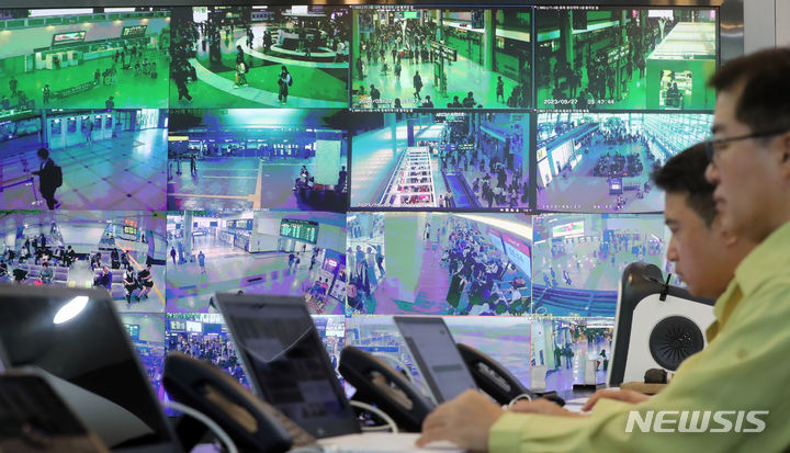 [세종=뉴시스] 강종민 기자 = 추석 연휴를 하루 앞둔 지난 27일 세종시 정부세종청사 국가교통정보센터에서 관계자들이 고속도로와 터미널 등의 교통상황을 살펴보고 있다. 2023.09.27. ppkjm@newsis.com