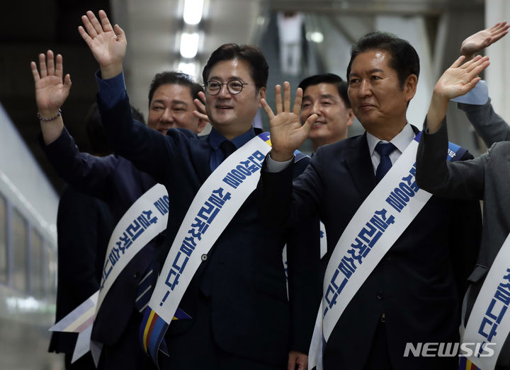 [서울=뉴시스] 이영환 기자 = 홍익표 더불어민주당 원내대표와 정청래 최고위원 등이 27일 오전 서울 용산구 용산역에서 추석을 맞아 고향으로 향하는 귀성객들에게 인사를 하고 있다. 2023.09.27. 20hwan@newsis.com