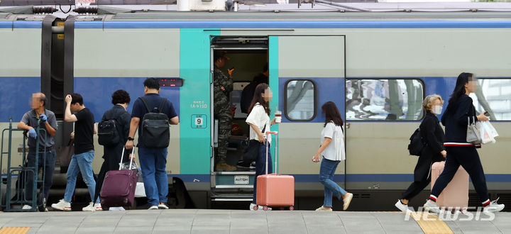 [서울=뉴시스] 최진석 기자 = 추석 연휴를 하루 앞둔 27일 오전 서울역에서 귀성객들 KTX 열차 탑승을 위해 이동하고 있다. 2023.09.27. myjs@newsis.com