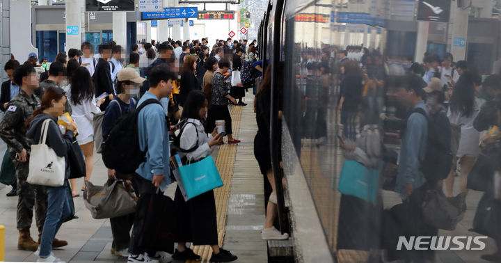 [서울=뉴시스] 최진석 기자 = 추석 연휴를 하루 앞둔 27일 오전 서울역에서 귀성객들 KTX열차에 탑승하고 있다. 2023.09.27. myjs@newsis.com