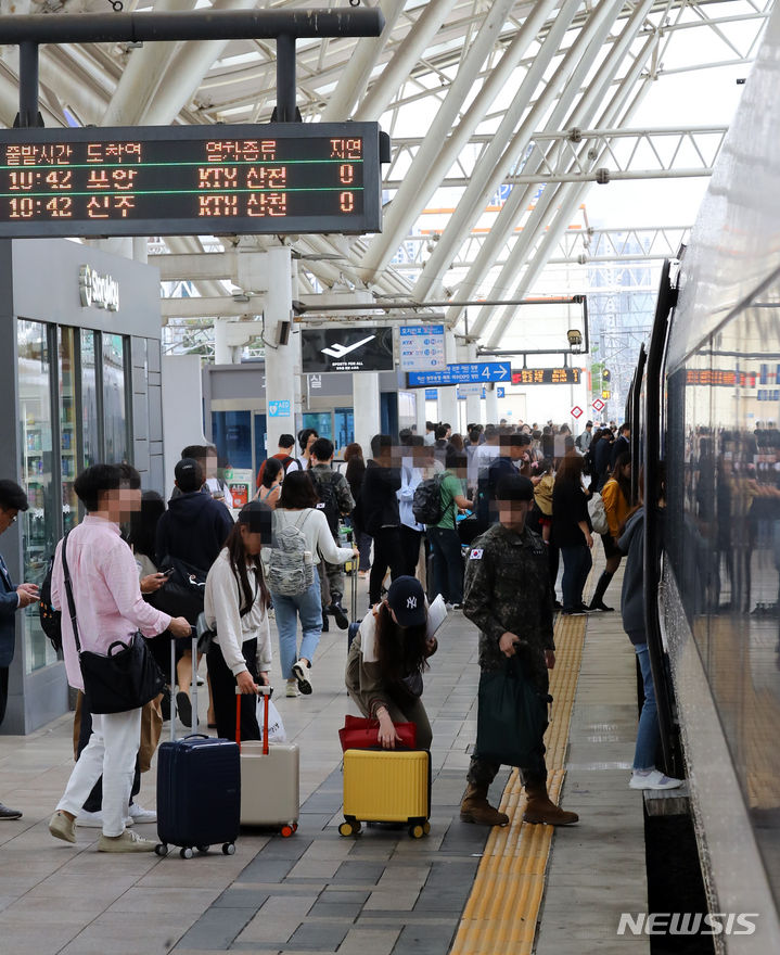 [서울=뉴시스] 최진석 기자 = 추석 연휴를 하루 앞둔 27일 오전 서울역에서 귀성객들 KTX열차에 탑승하고 있다. 2023.09.27. myjs@newsis.com