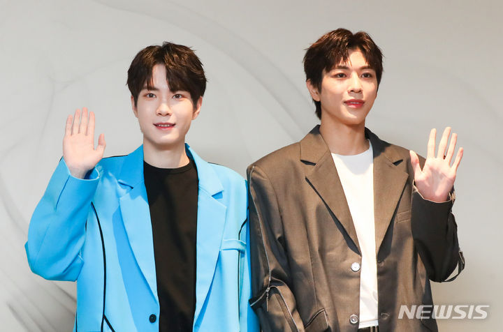 [서울=뉴시스] 황준선 기자 = 중국 배우 호세군(왼쪽)과 일본 배우 타키모토 히로토가 27일 오전 서울 강남구 L7호텔에서 열린 L7호텔 홍보대사 발탁 기념 기자간담회에서 포즈를 취하고 있다. 2023.09.27. hwang@newsis.com