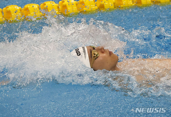 [항저우=뉴시스] 정병혁 기자 = 이주호가 27일 중국 항저우 올림픽 스포츠센터 수영장에서 열린 2022 항저우 아시안게임 혼성 혼계영 400m 예선 1조 경기에서 역영하고 있다. 2023.09.27. jhope@newsis.com