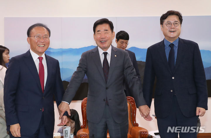 밝은 표정의 여야 원내대표. [서울=뉴시스] 추상철 기자 = 윤재옥 국민의힘 원내대표와 홍익표 더불어민주당 원내대표가 지난달 27일 오전 서울 여의도 국회에서 김진표 국회의장과 기념촬영을 하고 있다. (공동취재사진) 2023.09.27. photo@newsis.com