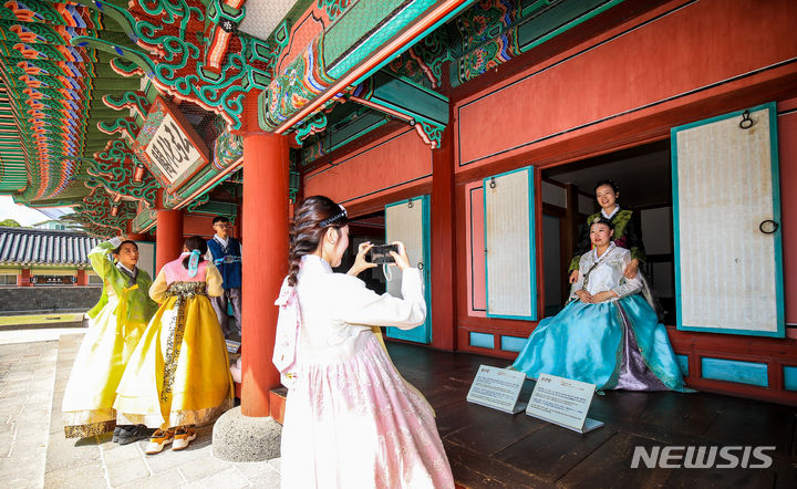 [제주=뉴시스] 제주시 삼도2동 관덕정 목관아지를 찾은 외국인 관광객들이 우리나라 전통 의상인 한복을 차려입고 즐거운 시간을 보내고 있다. (사진=뉴시스 DB). photo@newsis.com