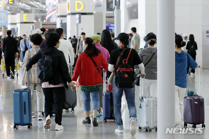 [인천공항=뉴시스] 최동준 기자 = 추석 연휴를 앞둔 27일 시민들이 인천국제공항 출국장에서 이동하고 있다. 인천국제공항공사는 이번 추석연휴 특별 교통대책 기간인 27일부터 10월 3일까지 7일간 총 121만 3000명, 일평균 기준 17만 3000명의 여객이 인천공항을 이용할 것으로 전망했다. 2023.09.27. photocdj@newsis.com