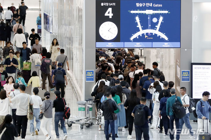 [인천공항=뉴시스] 최동준 기자 = 추석 연휴를 앞둔 27일 인천국제공항 출국장이 이용객들로 붐비고 있다. 인천국제공항공사는 이번 추석연휴 특별 교통대책 기간인 27일부터 10월 3일까지 7일간 총 121만 3000명, 일평균 기준 17만 3000명의 여객이 인천공항을 이용할 것으로 전망했다. 2023.09.27. photocdj@newsis.com