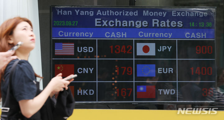[서울=뉴시스] 17일 파이낸셜타임스(FT)와 CNBC 등에 따르면 이날 엔화 가치는 달러당 156엔을 넘어섰다. 사진은 중구 명동 환전소의 모습. 2026.09.17.