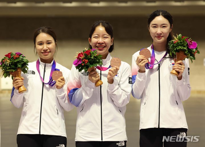 [항저우=뉴시스] 조수정 기자 = 27일(현지시간) 중국 항저우 푸양 인후 스포츠센터에서 열린 2022 항저우 아시안게임 사격 소총 50m 3자세 여자 단체전에서 동메달을 획득한 이계림(왼쪽부터), 이은서, 배상희가 시상식에서 메달을 들어보이고 있다. 2023.09.27. chocrystal@newsis.com
