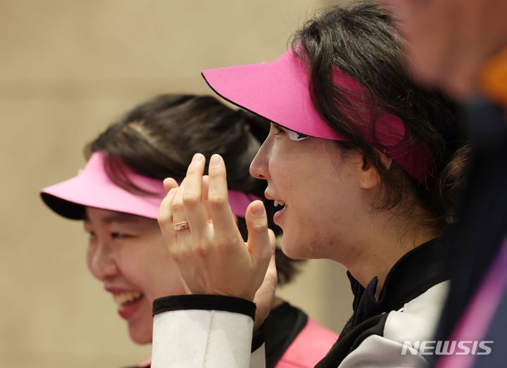 [항저우=뉴시스] 조수정 기자 = 27일(현지시간) 중국 항저우 푸양 인후 스포츠센터에서 열린 2022 항저우 아시안게임 사격 소총 50m 3자세 여자 개인 결승전에서 경기를 마친 배상희(가운데)가 눈물을 흘리고 있다. 왼쪽은 이은서(오른쪽). 배상희 8위, 이은서는 4위를 차지했다. 배상희, 이은서, 이계림이 출전한 단체전은 동메달을 차지했다. 2023.09.27. chocrystal@newsis.com