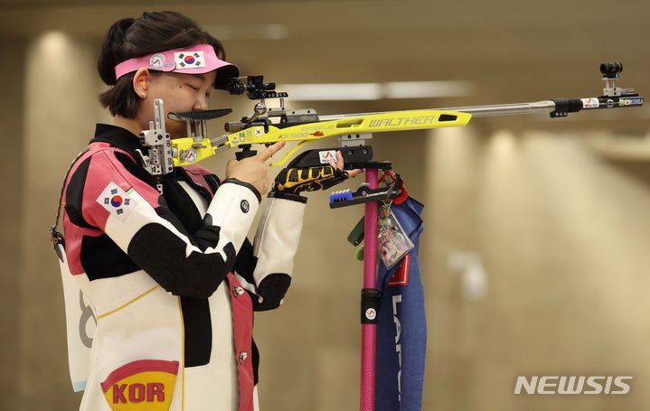 [항저우=뉴시스] 조수정 기자 = 27일(현지시간) 중국 항저우 푸양 인후 스포츠센터에서 열린 2022 항저우 아시안게임 사격 소총 50m 3자세 여자 개인 결승전에서 이은서가 경기를 치르며 숨을 고르고 있다. 결과는 4위. 여자 단체전은 동메달을 차지했다. (다중노출사진)2023.09.27. chocrystal@newsis.com