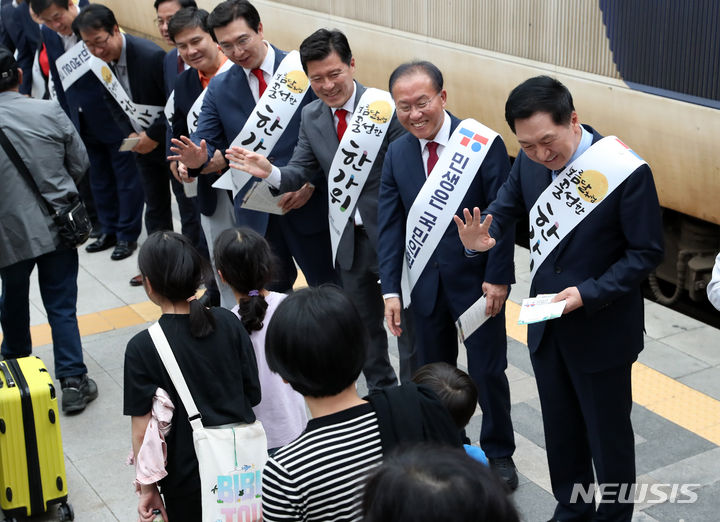 [서울=뉴시스] 이영환 기자 = 김기현 국민의힘 대표와 윤재옥 원내대표 등 의원들이 추석을 이틀 앞둔 27일 오후 서울 용산구 서울역에서 귀성객들에게 인사를 하고 있다. 2023.09.27. 20hwan@newsis.com