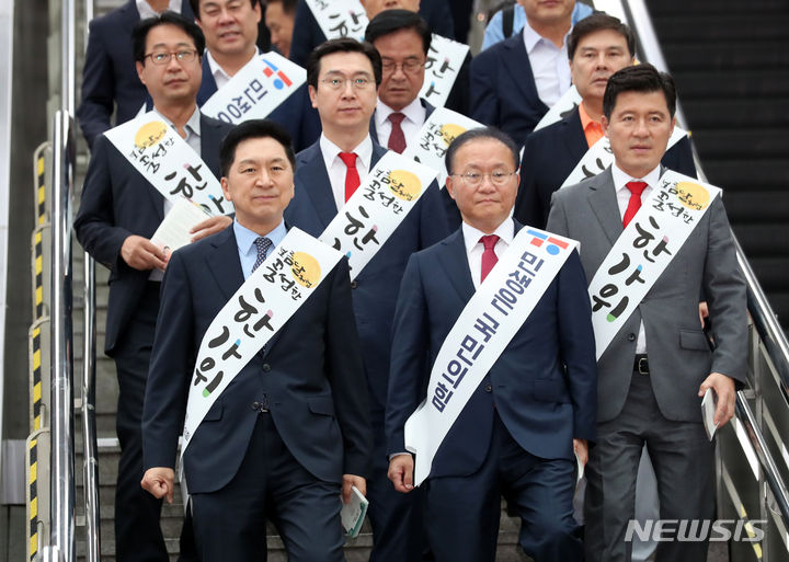 [서울=뉴시스] 이영환 기자 = 김기현 국민의힘 대표와 윤재옥 원내대표 등 의원들이 추석을 이틀 앞둔 27일 오후 서울 용산구 서울역에서 귀성객들에게 인사를 하기 위해 플랫폼으로 향하고 있다. 2023.09.27. 20hwan@newsis.com