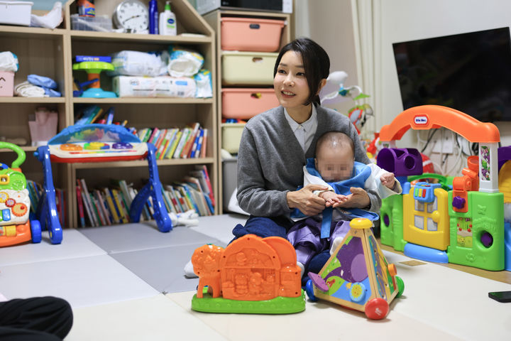 [서울=뉴시스] 윤석열 대통령 부인 김건희 여사가 27일 서울 서울 송파구 미혼모자가족 복지시설 도담하우스를 방문해 한 아이를 안고 있다. (사진=대통령실 제공) 2023.09.27. photo@newsis.com *재판매 및 DB 금지