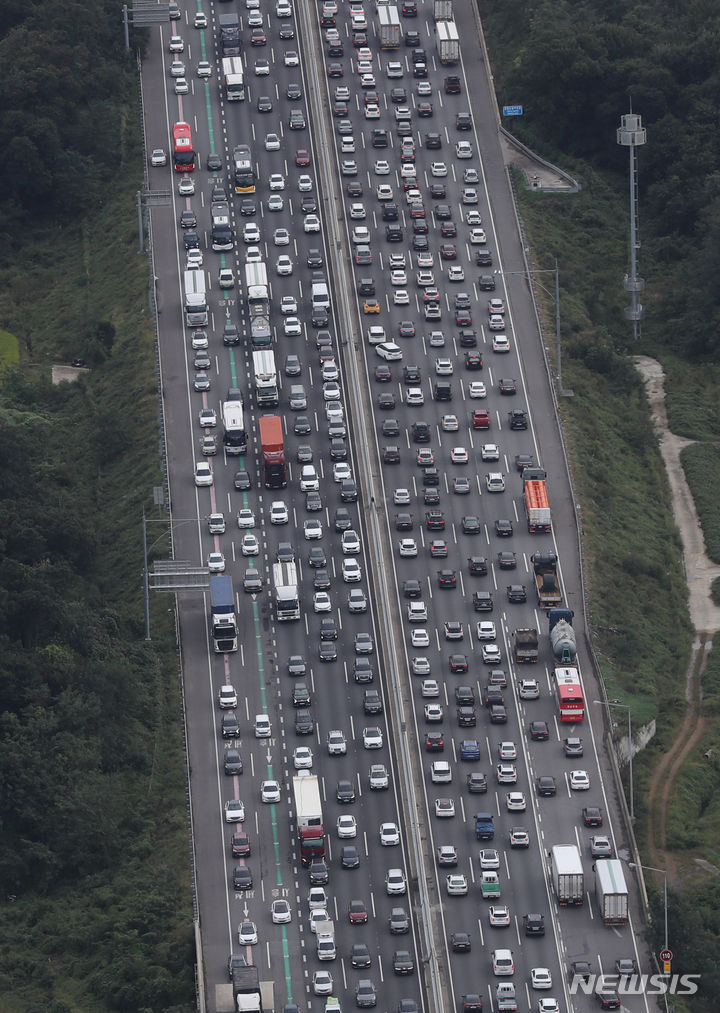 [평택=뉴시스] 황준선 기자 = 추석 연휴를 하루 앞둔 지난 27일 오후 경기 평택시 서평택 인근 서해안고속도로의 차량들이 정체를 빚고 있다. (취재협조 : 경기북부경찰청 항공대 이석주 경감) 2023.09.27. hwang@newsis.com