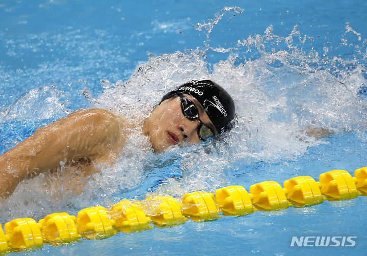 [항저우=뉴시스] 정병혁 기자 = 황선우가 27일 중국 항저우 올림픽 스포츠센터 수영장에서 열린 2022 항저우 아시안게임 남자 자유형 200m 결선 경기에서 역영하고 있다. 2023.09.27. jhope@newsis.com