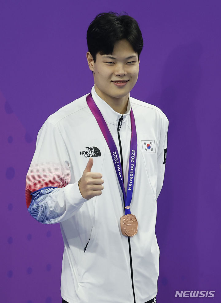 [항저우=뉴시스] 정병혁 기자 = 2022 항저우 아시안게임 남자 자유형 200m에서 동메달을 차지한 이호준이 27일 중국 항저우 올림픽 스포츠센터 수영장에서 열린 시상식에서 메달을 목에 걸고 있다. 2023.09.27. jhope@newsis.com