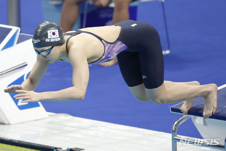 [항저우=뉴시스] 정병혁 기자 = 김서영이 27일 중국 항저우 올림픽 스포츠센터 수영장에서 열린 2022 항저우 아시안게임 혼성 혼계영 400m 결선 경기에서 출발하고 있다. 2023.09.27. jhope@newsis.com
