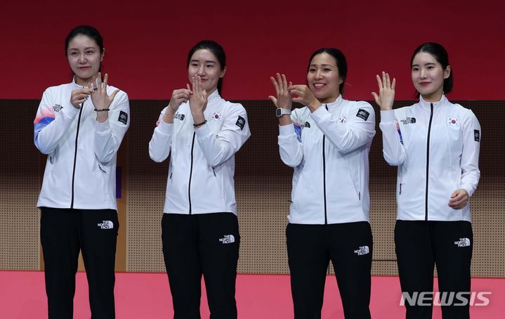 [항저우=뉴시스] 조수정 기자 = 27일(현지시간) 중국 항저우 전자대학 체육관에서 열린 2022 항저우 아시안게임 펜싱 에페 여자 단체전 금메달을 차지한 한국 최인정, 이혜인, 강영미, 송세라(왼쪽부터)가 시상식에서 메달을 받기 직전 금반지 세리머니를 하고 있다. 2023.09.27. chocrystal@newsis.com