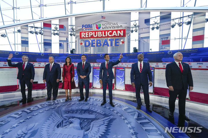 [시미밸리=AP/뉴시스]27일(현지시간) 미국 캘리포니아주 시미밸리의 로널드 레이건 대통령 도서관에서 폭스비즈니스네트워크와 유니비전이 주최한 공화당 대통령 예비 토론회가 시작되기 전 (사진 왼쪽부터) 더그 버검 노스다코타 주지사, 크리스 크리스티 전 뉴저지 주지사, 니키 헤일리 전 사우스캐롤라이나 주지사, 론 디샌티스 플로리다 주지사, 기업가 비벡 라마스와미, 팀 스콧 상원의원, 마이크 펜스 전 부통령의 모습. 2023.09.28. 