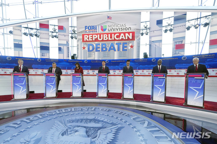 [시미밸리=AP/뉴시스]공화당 대선 후보(왼쪽부터)&nbsp; 더그 버검 노스다코타 주지사,크리스 크리스티 전 뉴저지 주지사, 니키 헤일리 전 유엔대사, 론 디샌티스 플로리다 주지사, 기업가 비벡 라마스와미, 팀 스콧 사우스캐롤라이나&nbsp; 상원의원, 마이크 펜스 전 부통령이&nbsp; 27일(현지시간) 캘리포니아주 시미밸리의 로널드 레이건 대통령 도서관에서 폭스비즈니스네트워크와 유니비전이 주최한 공화당 대선 예비 토론회에서 연단에 서 있다. 2023.09.28. 
